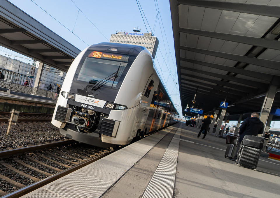 Ein Rhein-Ruhr-Express 11 am Bahnhof stehend.
