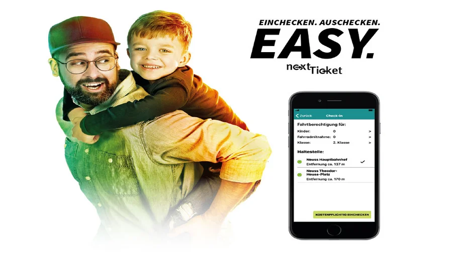 Ein Vater nimmt seinen Sohn Huckepack, rechts neben den beiden ist ein Smartphone zu sehen, dass den Eincheck-Vorgang bei nextTicket zeigt.