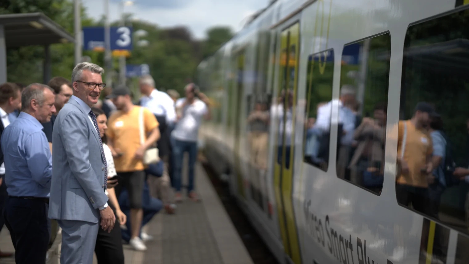 Eine Gruppe von Menschen vor einem Zug