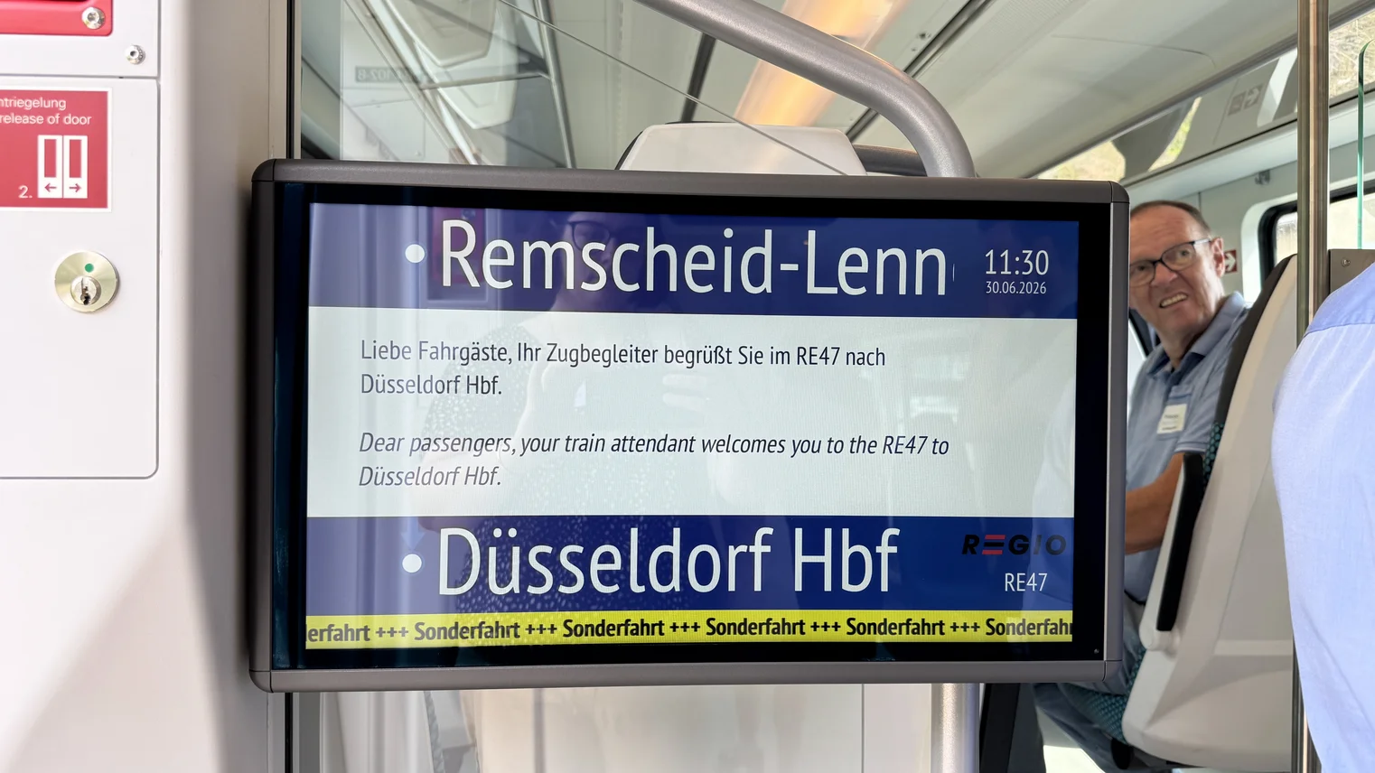 Eine Anzeige im Zug
