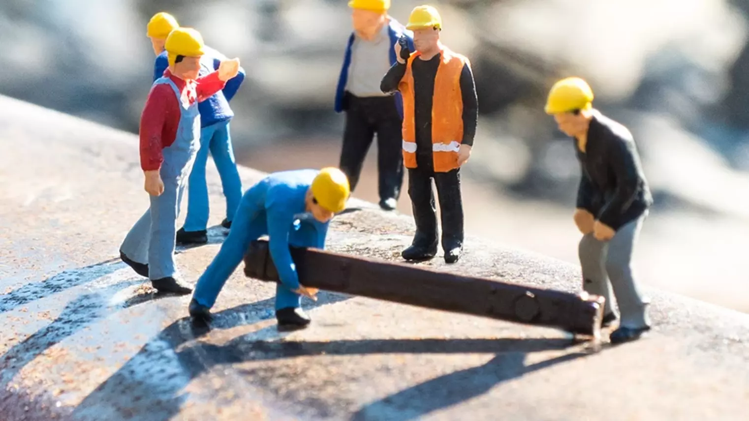 Miniaturfiguren auf einem Gleis