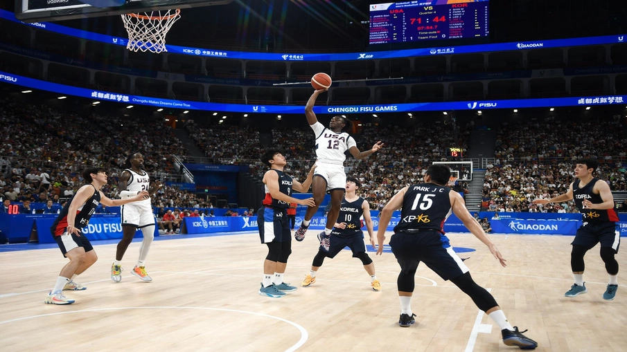 Basketball-Spieler im Spiel um einen Wurf in den Korb