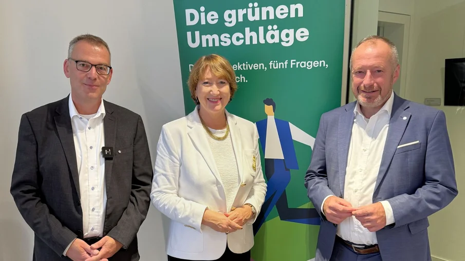 VRR-Podcast "Die grünen Umschläge": Die Gesprächspartner:innen Georg Seifert (VRR-Abteilungsleiter SPNV), Hildegard Müller (VDA-Präsidentin), Oliver Wittke (VRR-Vorstandssprecher)