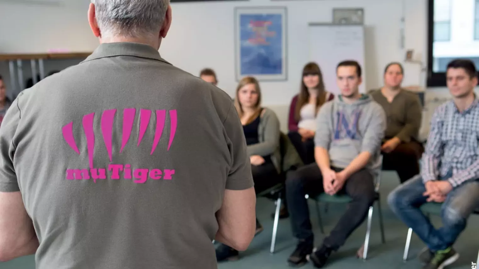 Ein muTiger Trainer steht vor seinem Kurs