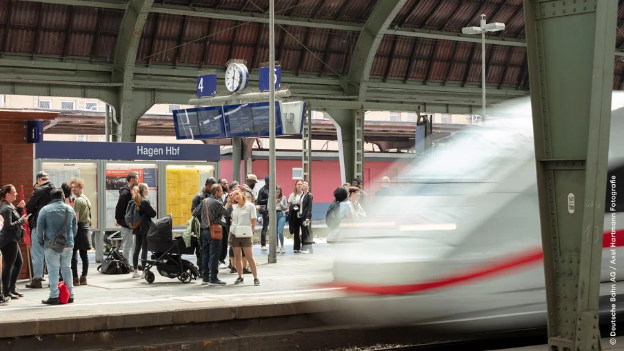Bahnsteig am Hagener Hauptbahnhof mit Fahrgästen und einem ICE