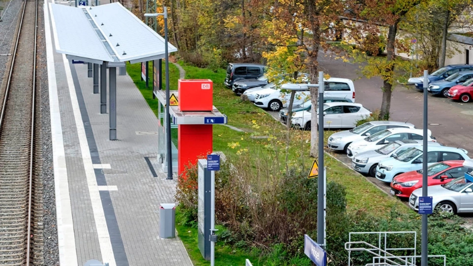 Ein Park und Ride Parkplatz neben dem Bahnsteig