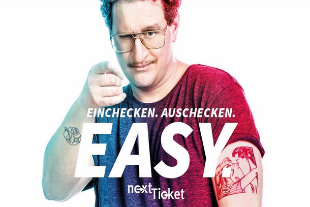 Das Kampagnenplakat des nextTickets 2.0 mit einem jungen Mann, der die Aufschrift "Alles easy" umklammert