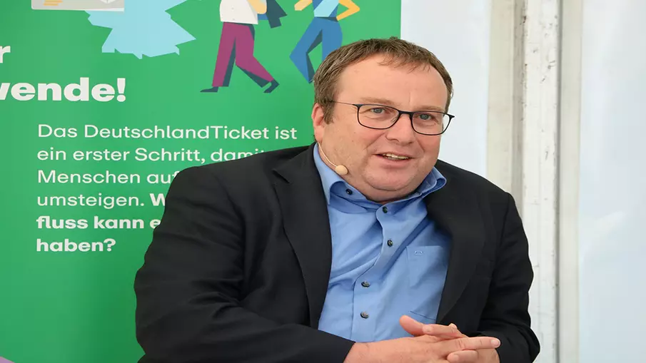 NRW-Verkehrsminister Oliver Krischer bei der zentralen Eröffnungsfeier zum Tag der Schiene 2024 in Mettmann