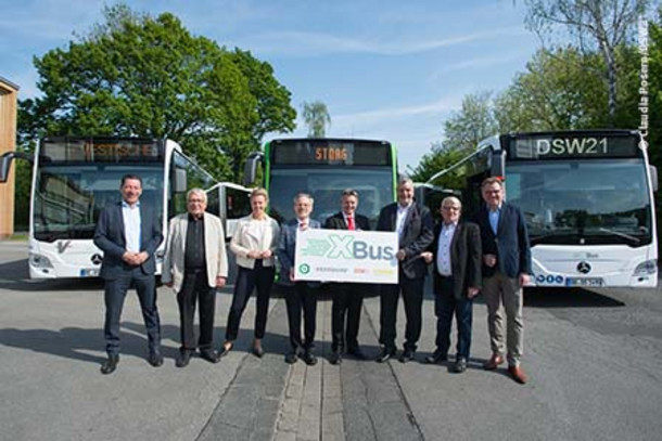 Die Organisatoren der XBus-Linien vor den ersten drei beklebten Bussen
