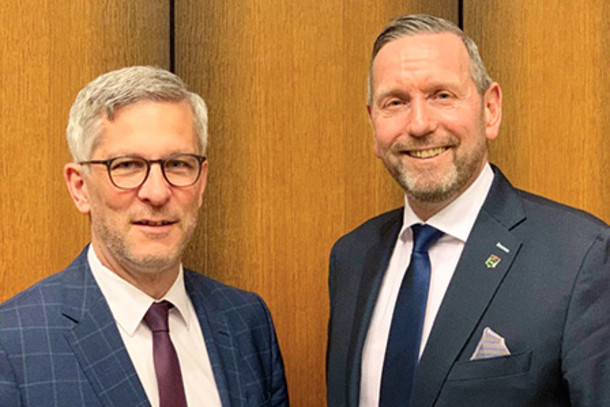 Neuer Verbandsvorsteher des VRR-Zweckverbands der Hagener Oberbürgermeister Erik O. Schulz und der neue Vorsitzende der Verbandsversammlung Guido Görtz.