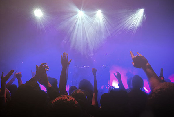 Feiernde Hände in einer Disco