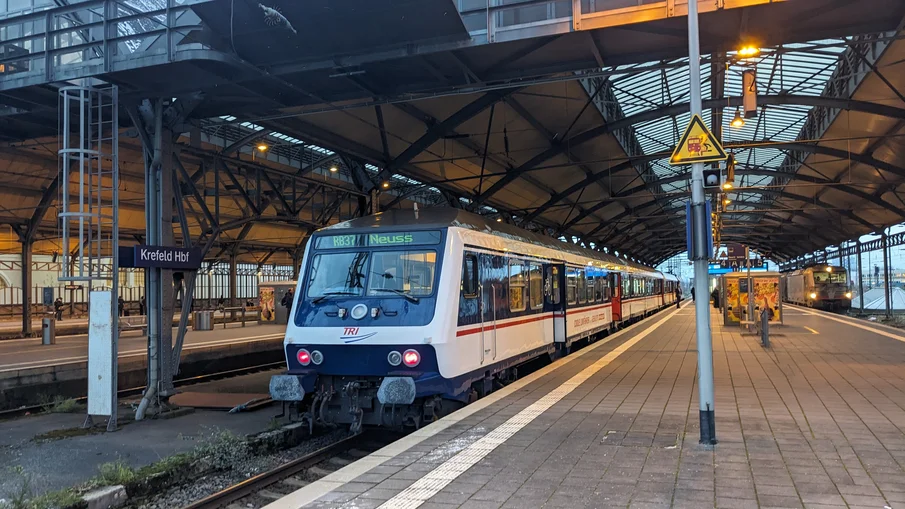 Ein Zug der Linie RB 37 steht an einem Bahnsteig