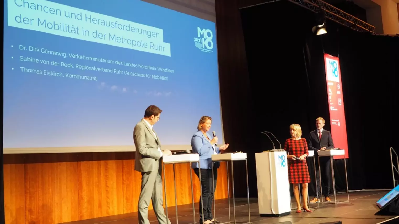 Einige Teilnehmer*innen der Mobilitätskonferenz auf der Bühne