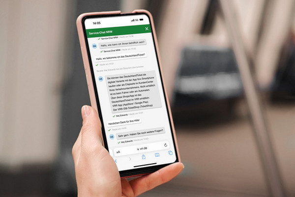 Blick auf ein Smartphone, im Display ist der Service-Chat NRW zu sehen