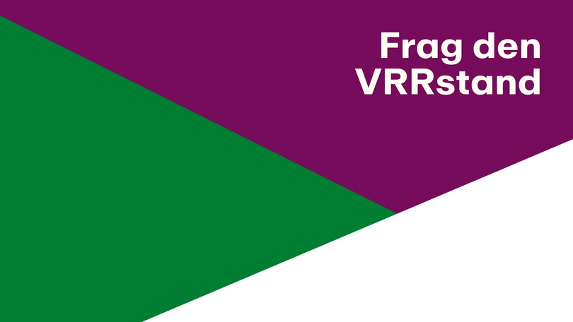 Der VRR Vorstand Oliver Wittke im Gespräch mit einer Mitarbeiterin, davor steht der Text "Frag den VRRstand"