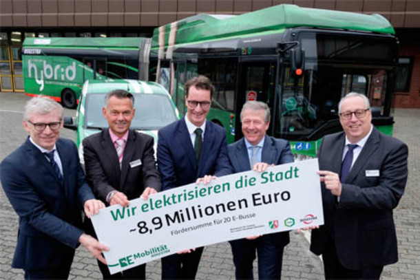 Gruppenbild VRR und Land fördern E-Busse bei der BOGESTRA