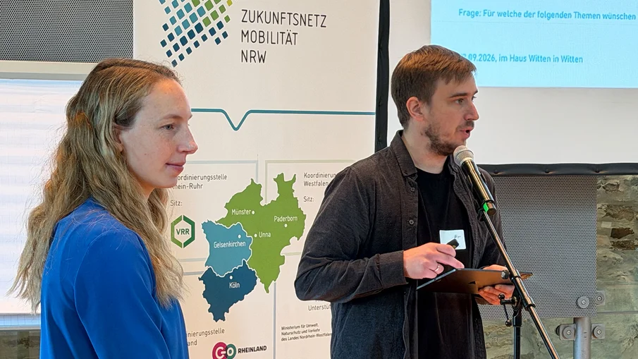 Mona Ballmann und Jan Garde von der Koordinierungsstelle Rhein-Ruhr des Zukunftsnetz Mobilität NRW (ZNM)