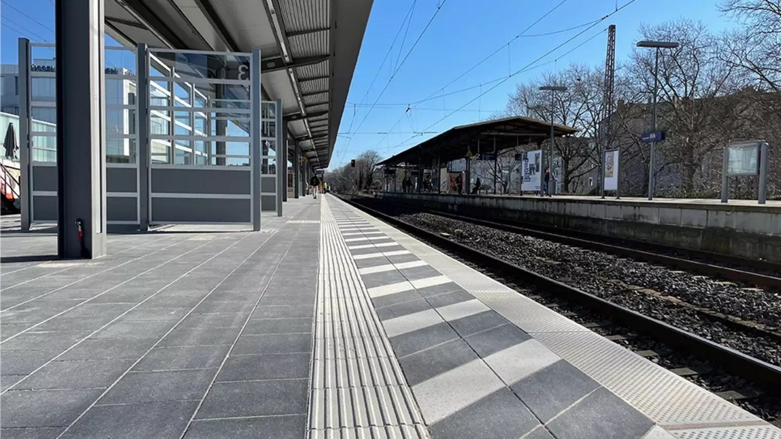 taktiles Leitsystem und Wartebereich mit Wetterschutz