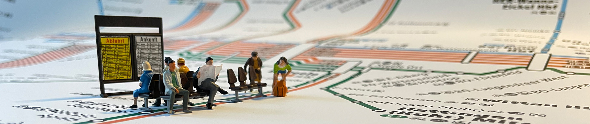 Der Schienenschnellverkehrsplan vom VRR - auf ihm stehen Modellfiguren