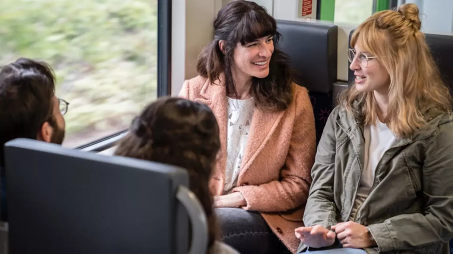 Gruppe junger Leute sitzt in Bahn