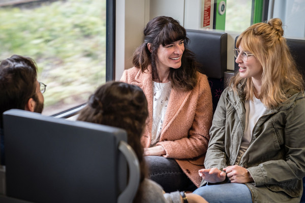 Freunde in der S-Bahn.