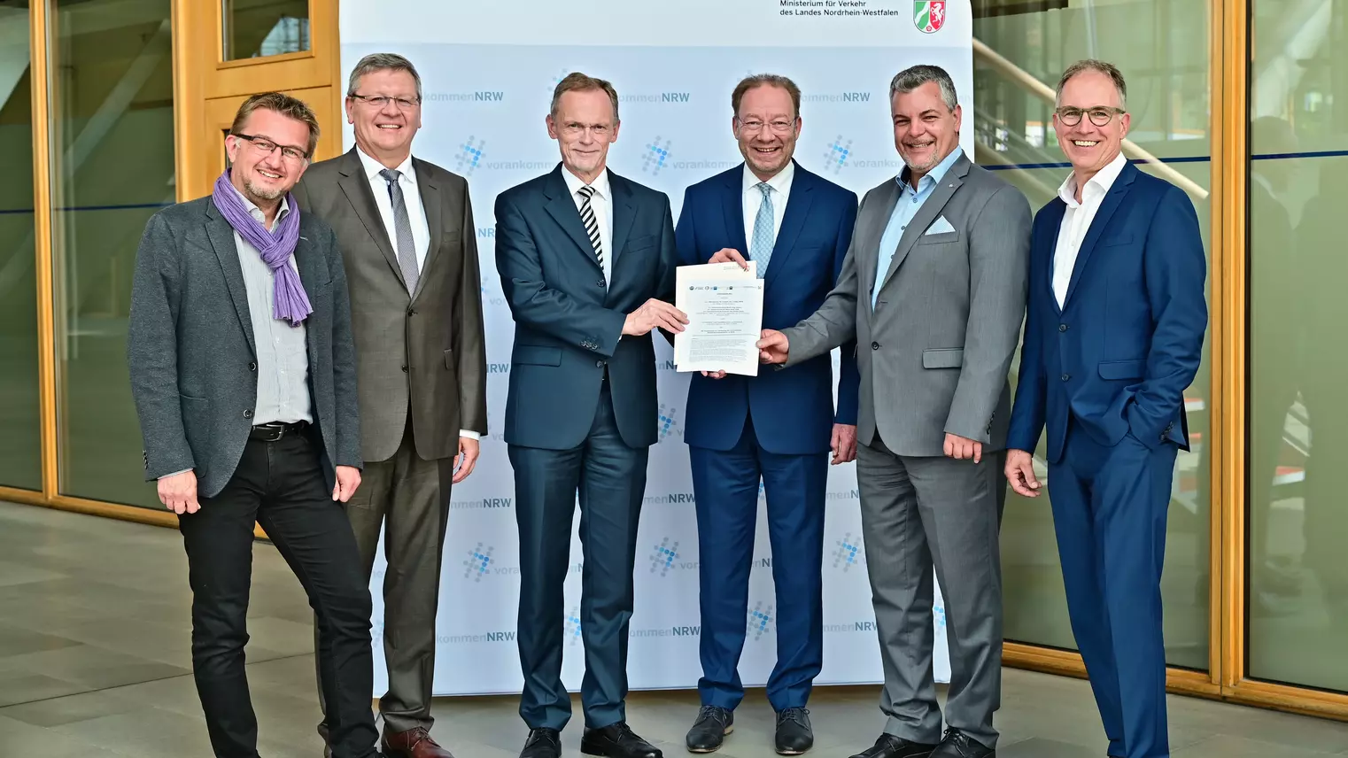 Träger der Koordinierungsstellen im Zukunftsnetz Mobilität NRW, der IHK NRW und IHK zu Dortmund sowie Herrn Staatssekretär Dr. Schulte