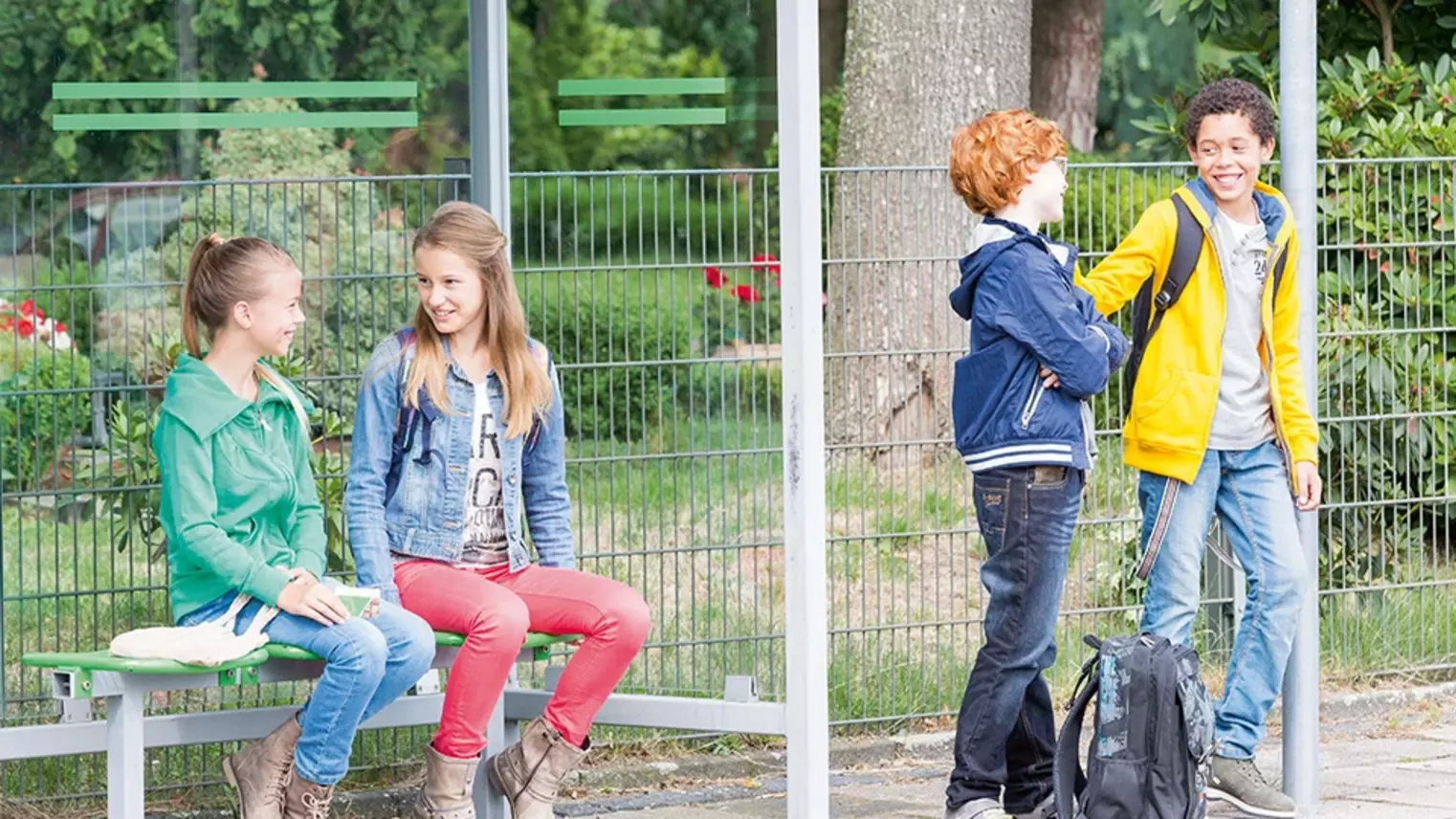Gruppe von Kindern an Bushaltestelle