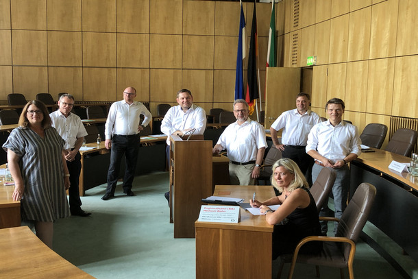 v.l. Ulrike Westkamp (Bürgermeisterin Stadt Wesel), Dr. Michael Heidinger (Bürgermeister Stadt Dinslaken), Sören Link (Oberbürgermeister Stadt Duisburg), Daniel Schranz (Oberbürgermeister Stadt Oberhausen), Dr. Ansgar Müller (Landrat Kreis Wesel), Frank Heidenreich (Ausschussvors. Investitionen und Finanzen VRR AöR), Dirk Haarmann (Bürgermeister Stadt Voerde), Gabriele Matz (Prokuristin/Abteilungsleitung Finanzen und Controlling VRR AöR)
