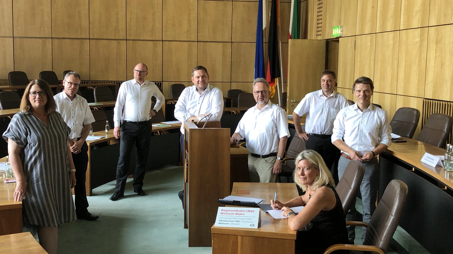 v.l. Ulrike Westkamp (Bürgermeisterin Stadt Wesel), Dr. Michael Heidinger (Bürgermeister Stadt Dinslaken), Sören Link (Oberbürgermeister Stadt Duisburg), Daniel Schranz (Oberbürgermeister Stadt Oberhausen), Dr. Ansgar Müller (Landrat Kreis Wesel), Frank Heidenreich (Ausschussvors. Investitionen und Finanzen VRR AöR), Dirk Haarmann (Bürgermeister Stadt Voerde), Gabriele Matz (Prokuristin/Abteilungsleitung Finanzen und Controlling VRR AöR)