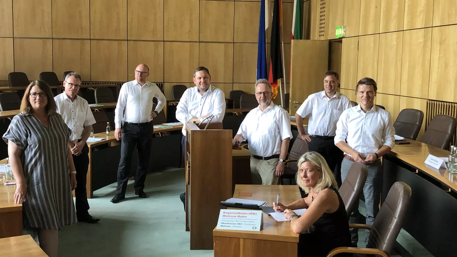 v.l. Ulrike Westkamp (Bürgermeisterin Stadt Wesel), Dr. Michael Heidinger (Bürgermeister Stadt Dinslaken), Sören Link (Oberbürgermeister Stadt Duisburg), Daniel Schranz (Oberbürgermeister Stadt Oberhausen), Dr. Ansgar Müller (Landrat Kreis Wesel), Frank Heidenreich (Ausschussvors. Investitionen und Finanzen VRR AöR), Dirk Haarmann (Bürgermeister Stadt Voerde), Gabriele Matz (Prokuristin/Abteilungsleitung Finanzen und Controlling VRR AöR)