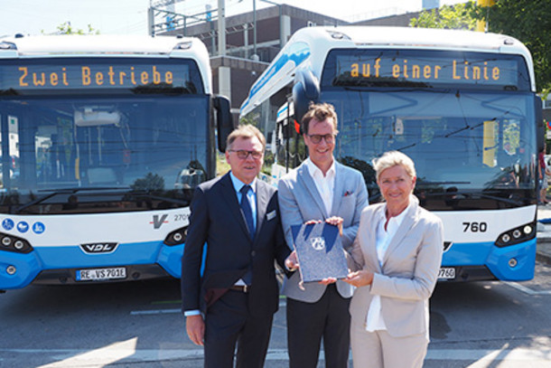 Vertreter der STOAG, der Vestischen und des Verkehrsministeriums vor den neuen Elektrobussen