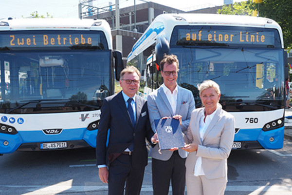 Vertreter der STOAG, der Vestischen und des Verkehrsministeriums vor den neuen Elektrobussen