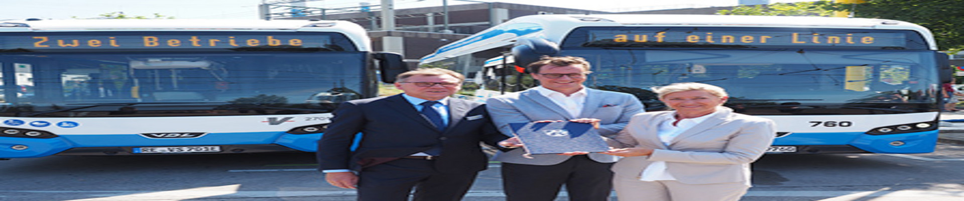 Vertreter der STOAG, der Vestischen und des Verkehrsministeriums vor den neuen Elektrobussen