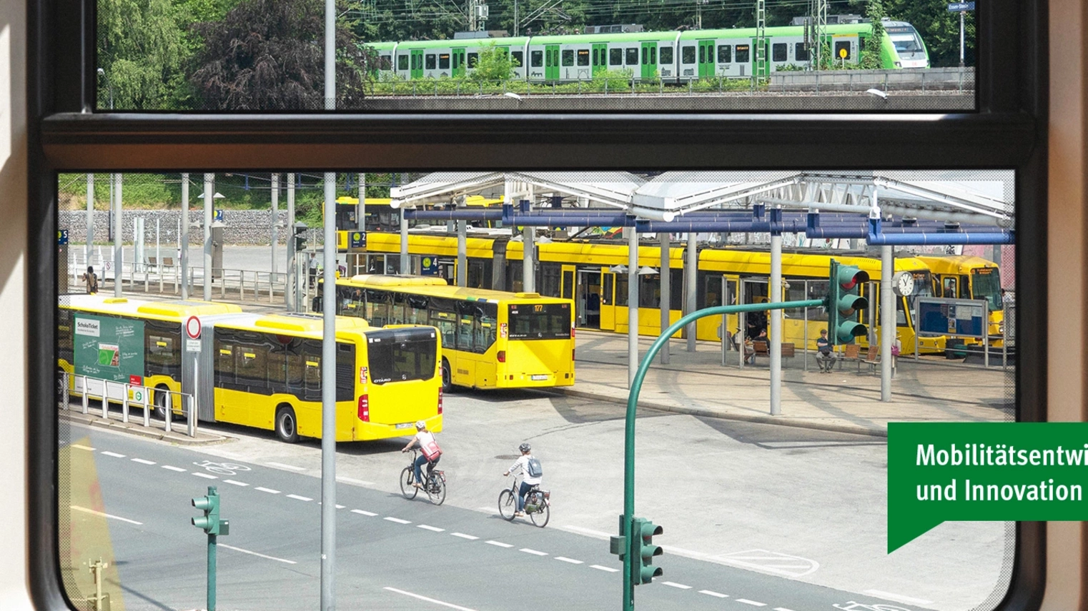 Verschiedene Verkehrsträger an einem ÖPNV-Verknüpfungspunkt