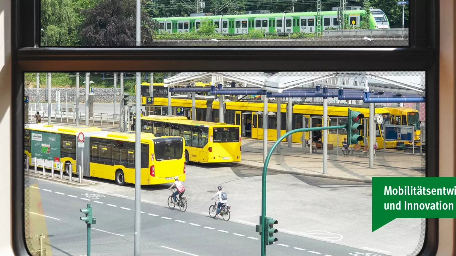 Verschiedene Verkehrsträger an einem ÖPNV-Verknüpfungspunkt