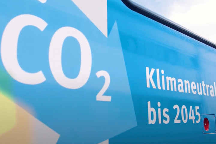 Detailaufnahme: Blick auf die Seite eines Zuges, zu lesen ist "CO2" und "Klimaneutralität bis 2045"