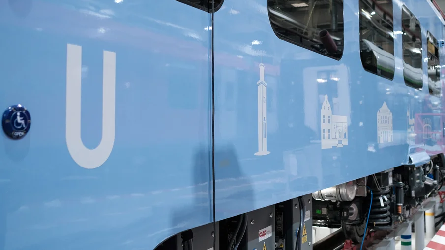 Nahaufnahme der Beklebung an dem BEMU-Fahrzeug.