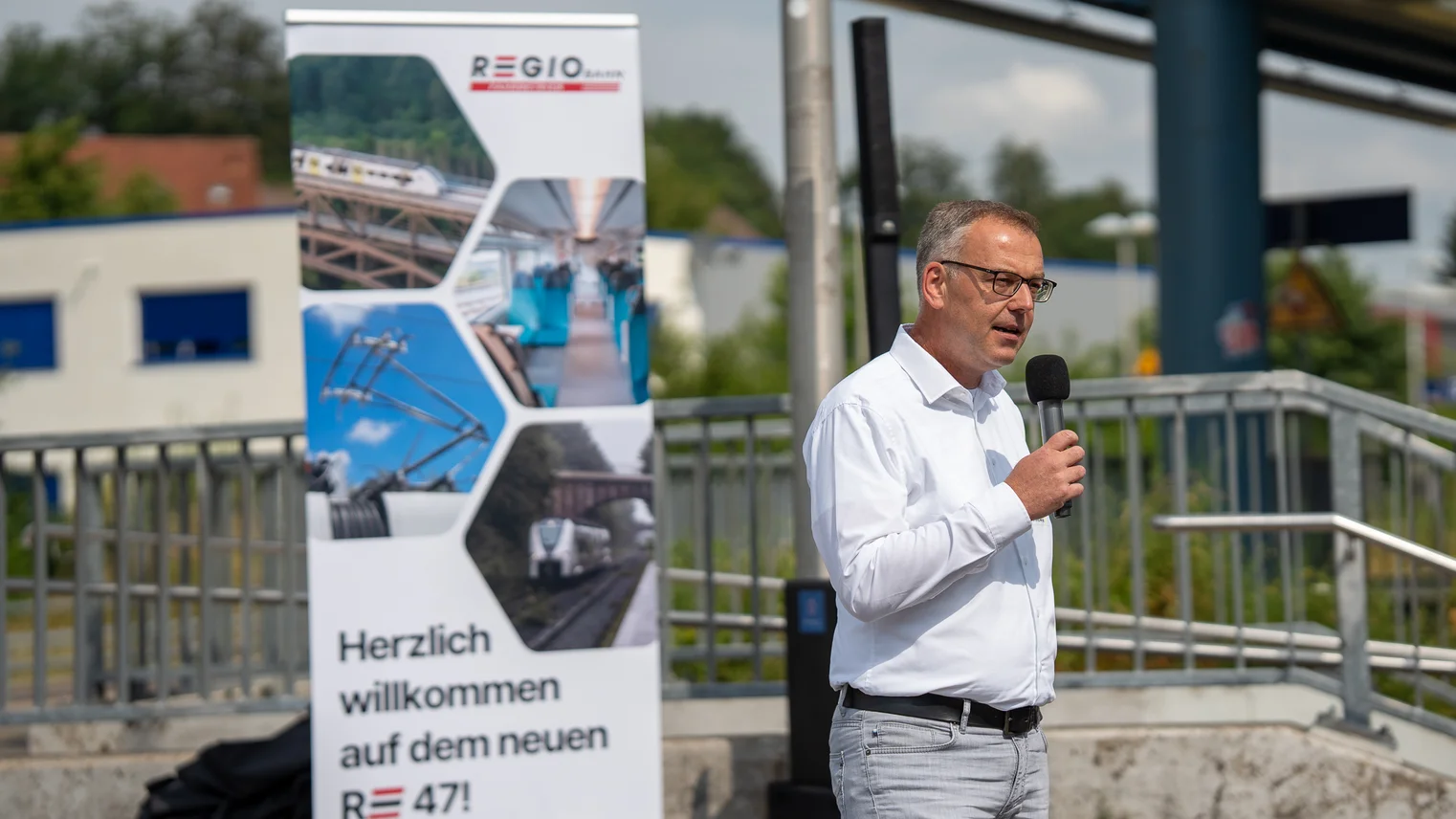 Ein Mann am Mikrofon