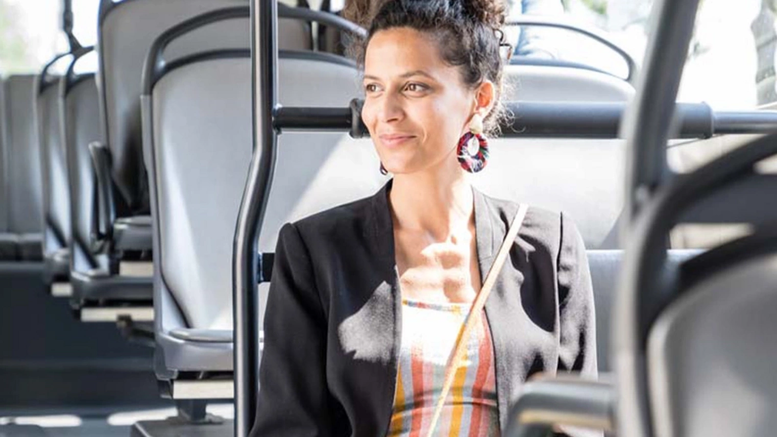Junge Frau sitzt in Bus