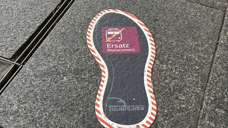 Ein Fußabdruck-Aufkleber mit der Aufschrift "Schienenersatzverkehr"