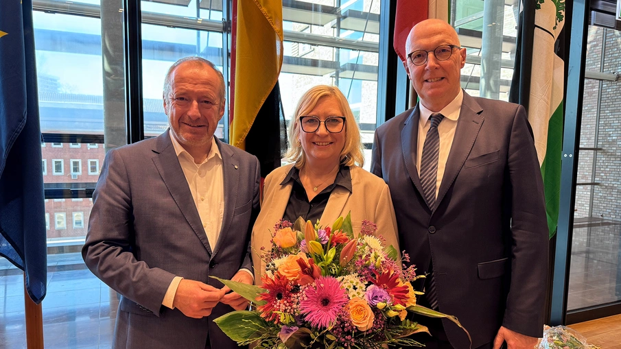 v.l.n.r.: Oliver Wittke (VRR-Vorstandssprecher), Alexandra Gräber (Vorsitzende der Verbandsversammlung), Christoph Gerwers (Verbandsvorsteher und Vorsitzender des Verwaltungsrats)