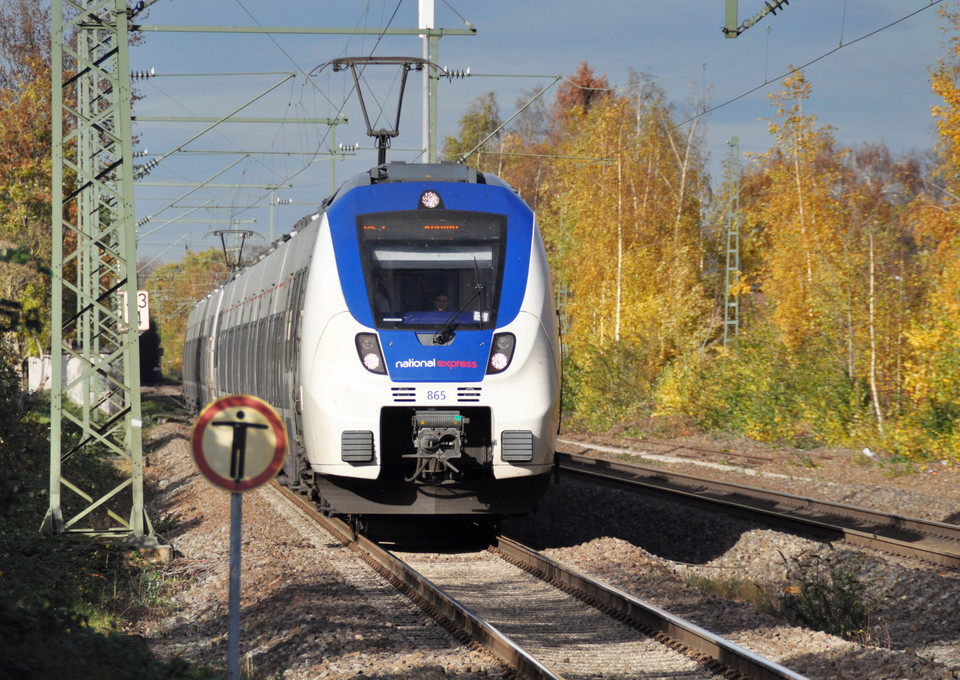 Ein näherkommender Zug von National Express 