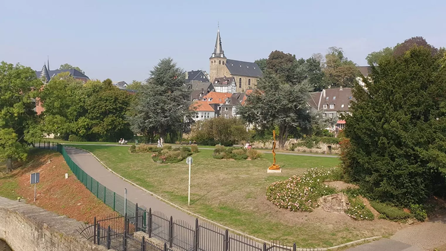 Ein Blick von der Ruhrbrücke auf die historische Altstadt von Essen-Kettwig