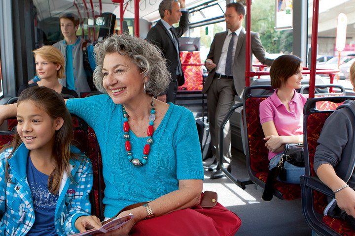 Mehrere Fahrgäste in einem Bus