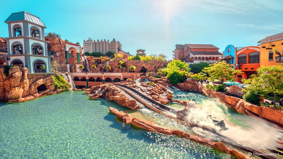 Ausblick auf die Themenwelt Mexiko im Phantasialand mit Wasser-Attraktion.