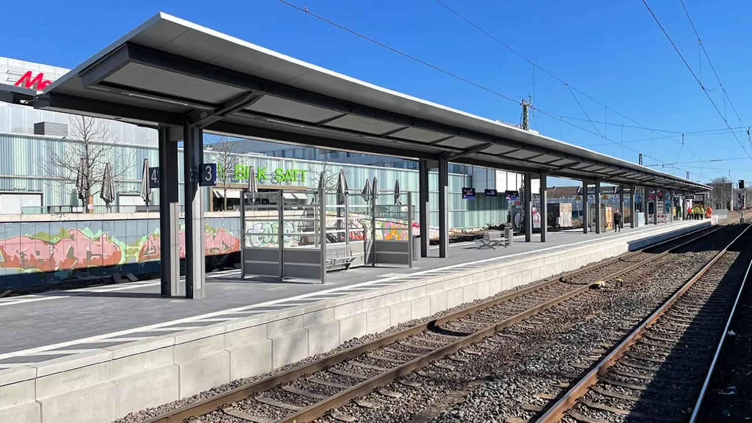 Der neue Regionalbahnsteig mit Sitzgelegenheiten im artebereich