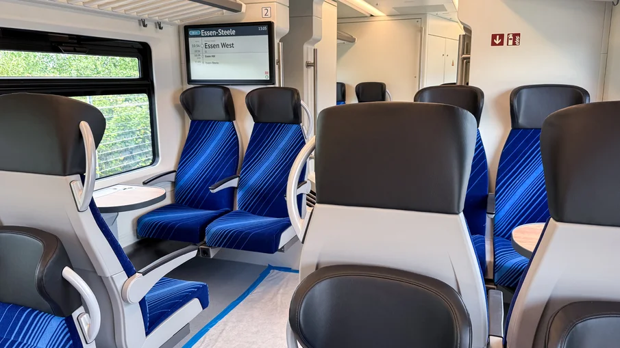 Der Innenraum mit Sitzflächen des BEMU-Fahrzeugs.