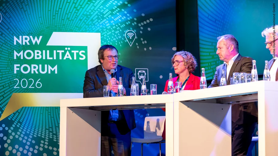 NRW-Mobilitätsforum 2026: Teilnehmende der Veranstaltung auf dem Podium