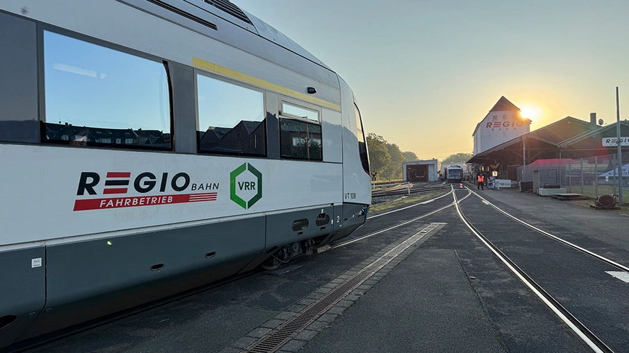 Blick über das Gelände der Regiobahn in Mettmann, im Vordergrund ist ein Zug zu sehen