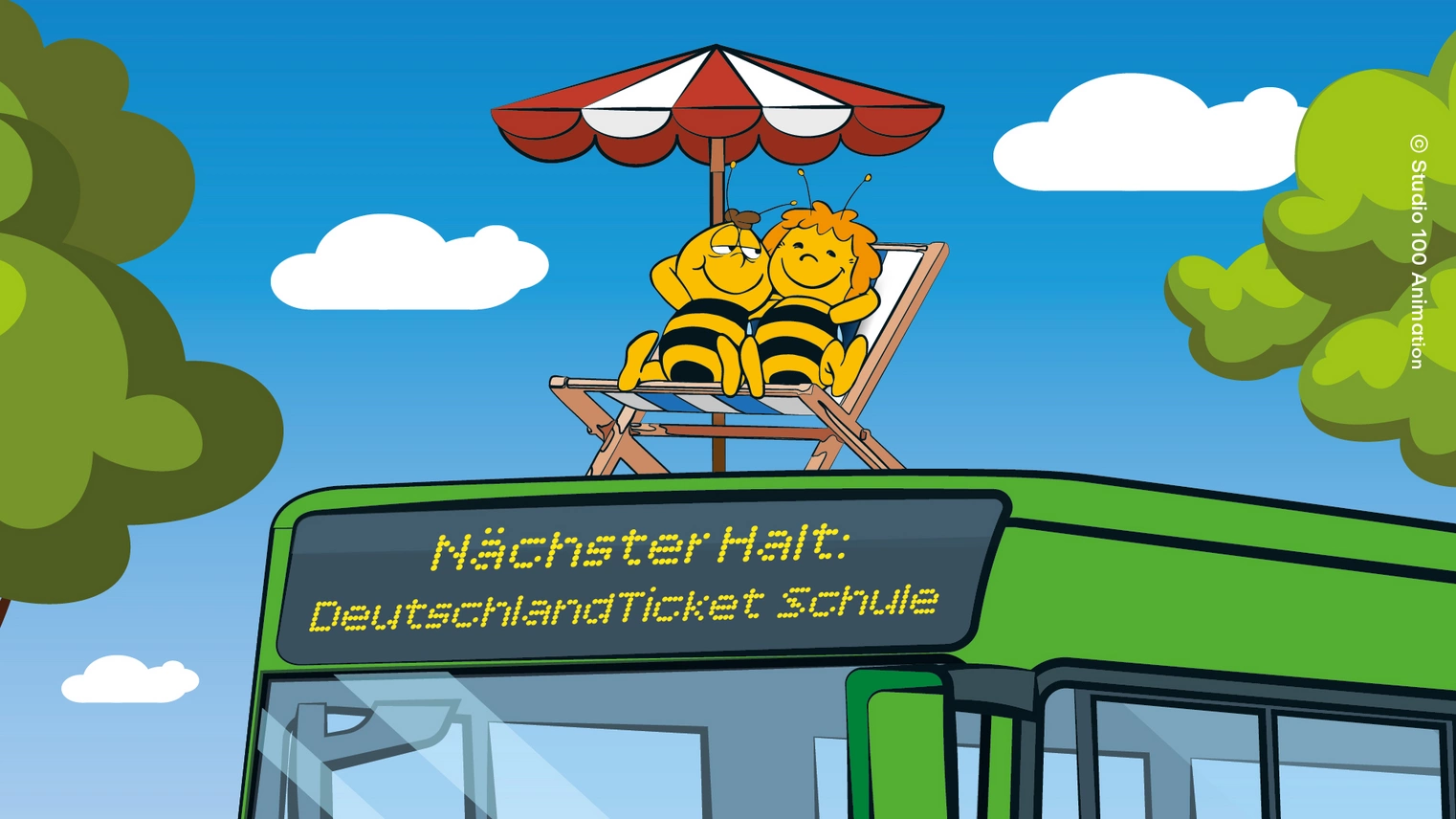 Oben: Biene Maja & Willi entspannt unter einem Sonnenschirm. Unten: Ein Bus mit der Aufschrift: "Nächster Halt: DeutschlandTicket Schule"